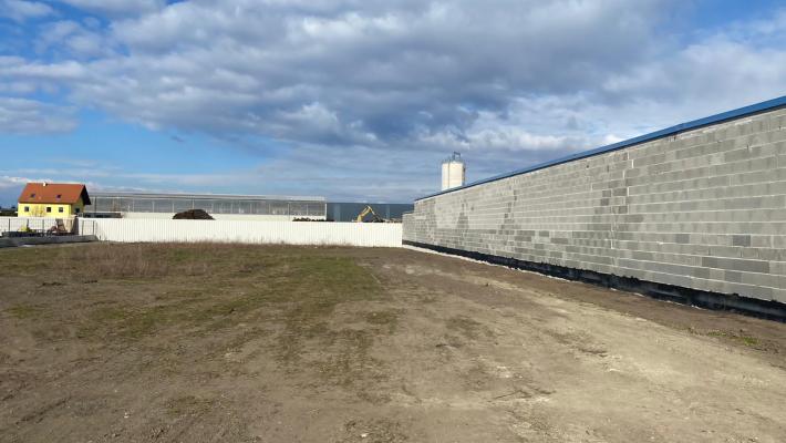 Ebenes Grundstück für gewerbliche Bebauung/Nutzung